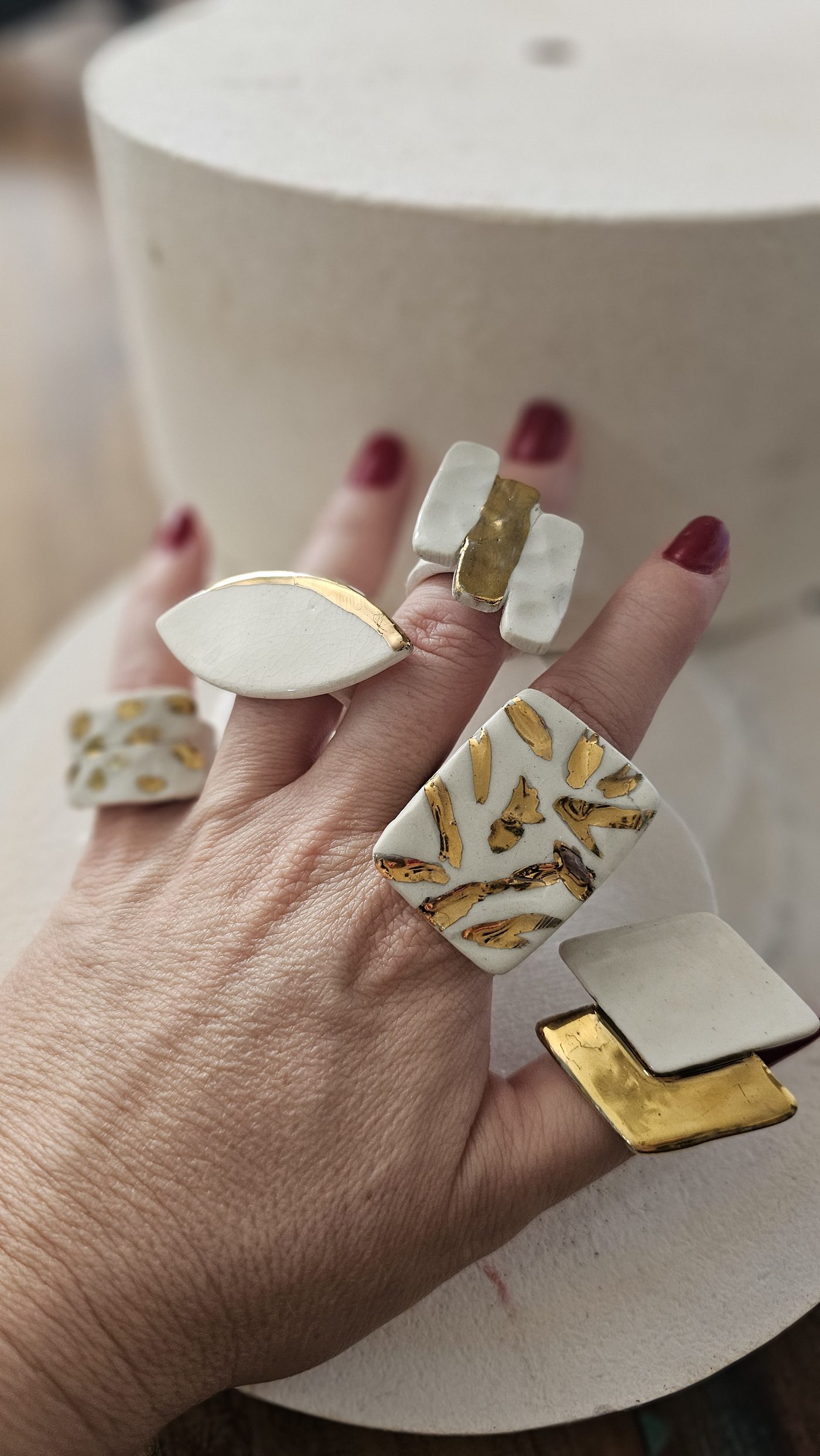 Anéis autorais de cerâmica com detalhes em ouro