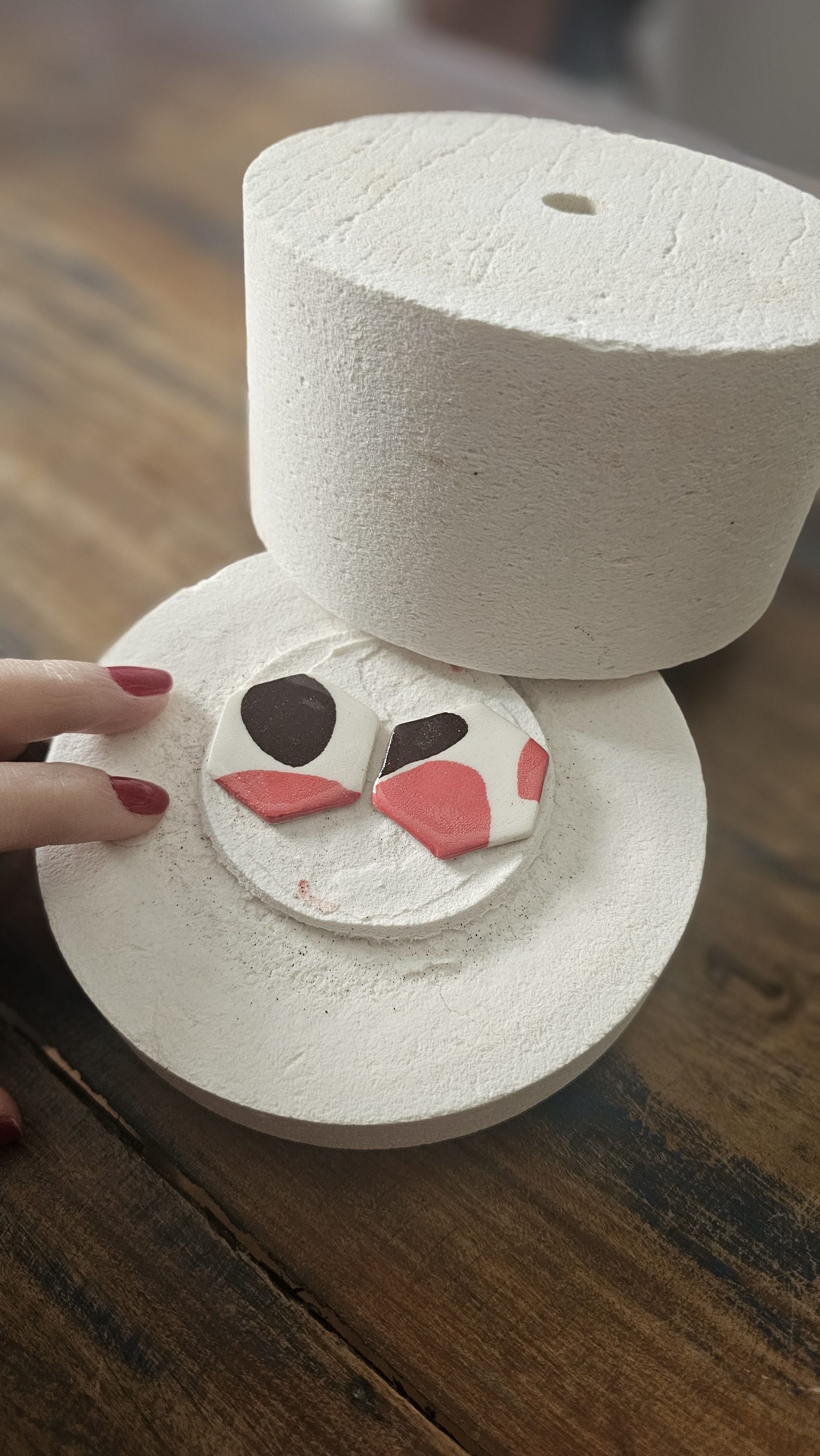 Joias de cerâmica esmaltadas em vermelho